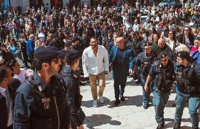 Can Yaman dev koruma ordusu ile İtalya sokaklarında film sahnelerini aratmadı! 2