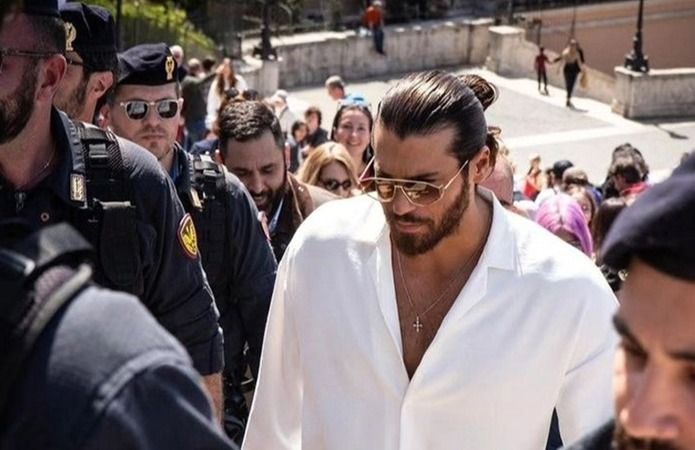 Can Yaman dev koruma ordusu ile İtalya sokaklarında film sahnelerini aratmadı! 3