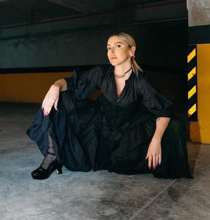 Hadise çömeldi pozu verdi! Ortalık yangın yeri! Binlerce eleştiri geldi… 3