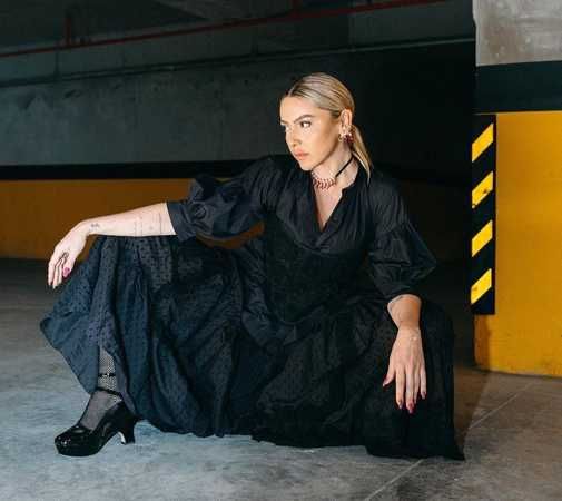 Hadise çömeldi pozu verdi! Ortalık yangın yeri! Binlerce eleştiri geldi… 1