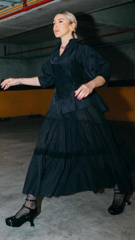 Hadise çömeldi pozu verdi! Ortalık yangın yeri! Binlerce eleştiri geldi… 2