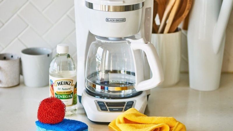 İşyerinde, evde, okulda… Fark etmiyor! Temizlenmeyen kahve makineleri adeta zehir saçıyor! İşte kahve makinesi temizliğinin püf noktaları… 2