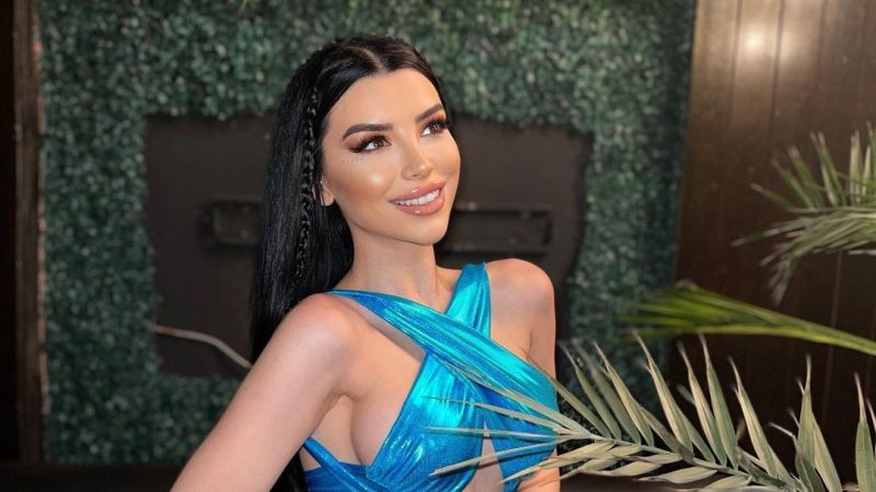 İşte Benim Stilim’in Güzel Yıldızı Transparan Tulumuyla Poz Verdi! İçinde Hiçbir Şey Yoktu! Dekoltesi Herkesi Şaşırttı… 3