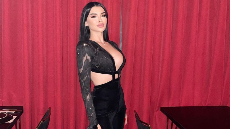 İşte Benim Stilim’in Güzel Yıldızı Transparan Tulumuyla Poz Verdi! İçinde Hiçbir Şey Yoktu! Dekoltesi Herkesi Şaşırttı… 1