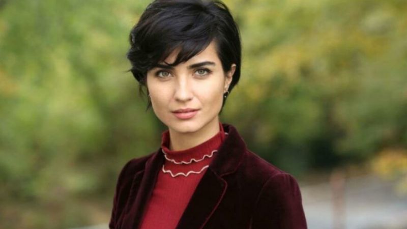 Tuba Büyüküstün’ü görenler ayırt edemedi! Balmumu heykeli ile benzerliği dikkat çekti! 1