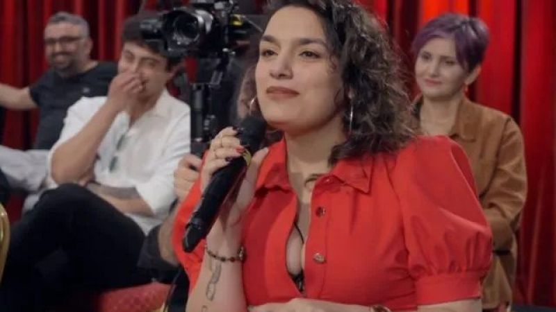 Hasan Can Kaya Dekolteli Kızla Konuştu! Herkesin Dikkatini Çeken Dekolte Sosyal Medyada Gündem Oldu! Neredeyse Fırlayacaktı… 2