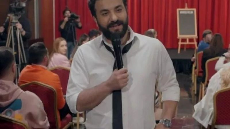 Hasan Can Kaya Dekolteli Kızla Konuştu! Herkesin Dikkatini Çeken Dekolte Sosyal Medyada Gündem Oldu! Neredeyse Fırlayacaktı… 1