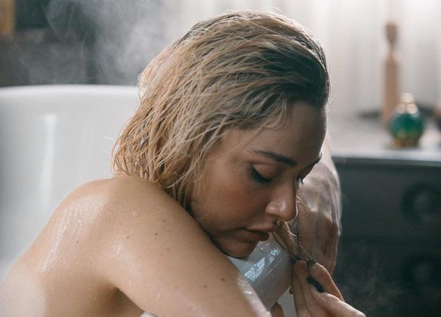 Hadise küvet pozundan sonra tekrar gündemde! Sırtı açık elbisesiyle görenleri büyüledi! 3