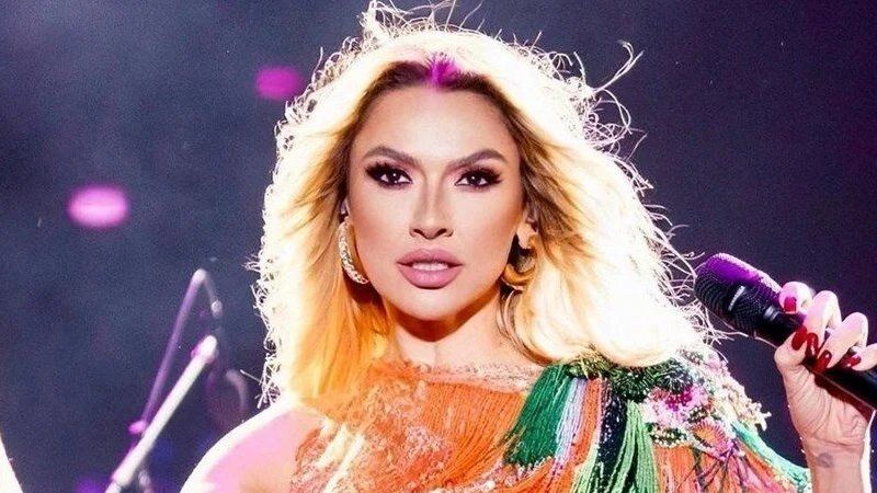 Hadise küvet pozundan sonra tekrar gündemde! Sırtı açık elbisesiyle görenleri büyüledi! 1