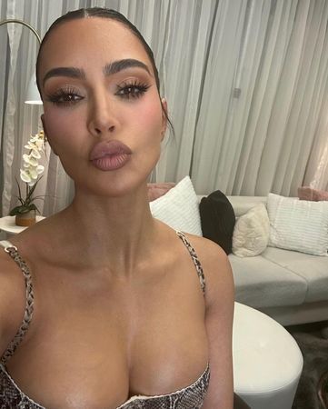 Kim Kardashian ten rengi bikinisi ile ayna karşısında! Muhteşem vücuduna 2.5 milyon beğeni geldi! 1