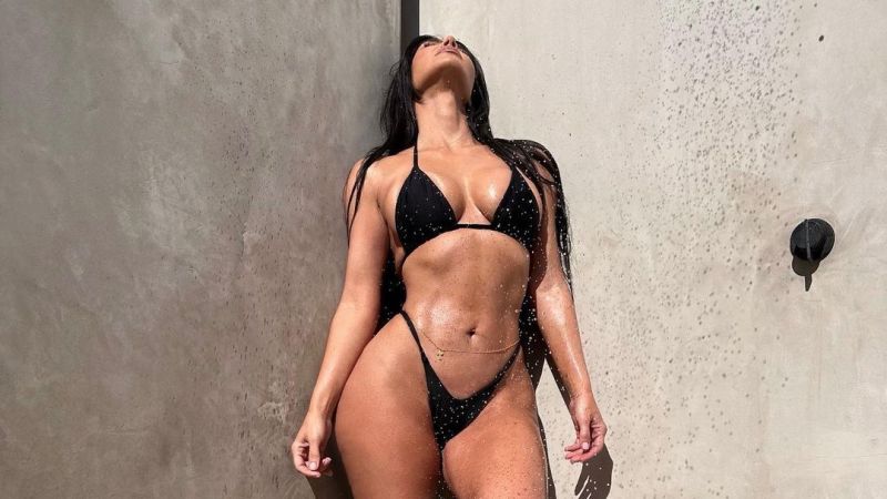 Kim Kardashian'ın Ten Rengi Bikinisi Olay Oldu! Göğüsleri Bikiniye Sığmayınca Nefesler Tutuldu! 1