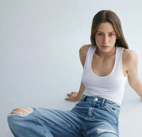 Serenay Sarıkaya'nın beyaz atletli sıcak pozları! Sosyal medya alev aldı! Kollarını kaldırınca… 2