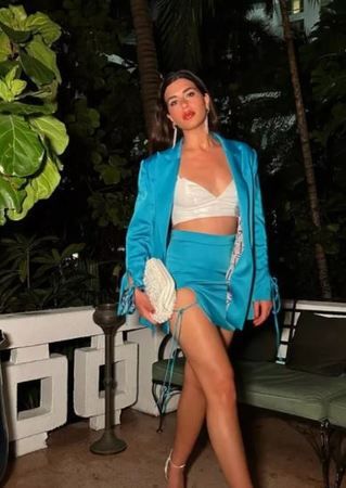 Fenomen Youtuber derin yırtmaçlı mini eteği ile frikik verdi! Önü kapanmayınca zor anlar yaşadı! 3