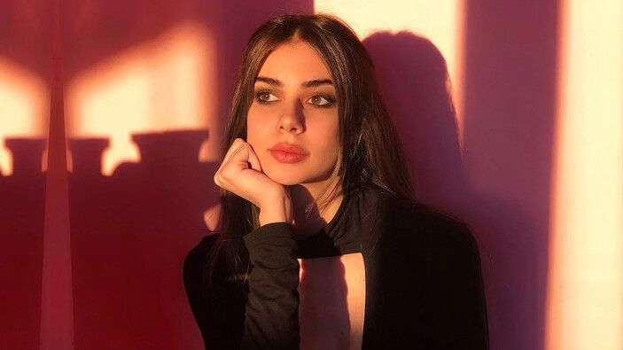 Defne Samyeli'nin hık demiş burnundan düşmüş! Derin Talu'dan olay pozlar! Mini elbisesiyle kamera karşısına geçti! 1