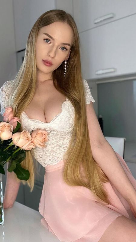 Matematik öğretmeni kamera karşısına geçti ortalık alev aldı! Siyah mini eteğiyle dikkatleri çekti! Özel ders isteyenler kuyruk oluşturdu… 1