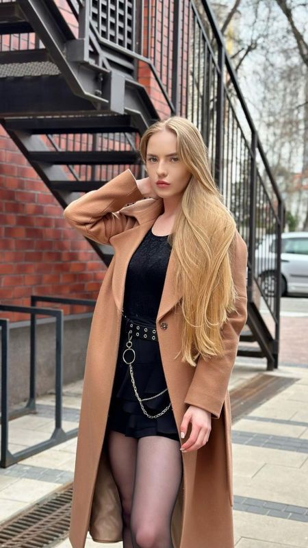 Matematik öğretmeni kamera karşısına geçti ortalık alev aldı! Siyah mini eteğiyle dikkatleri çekti! Özel ders isteyenler kuyruk oluşturdu… 4