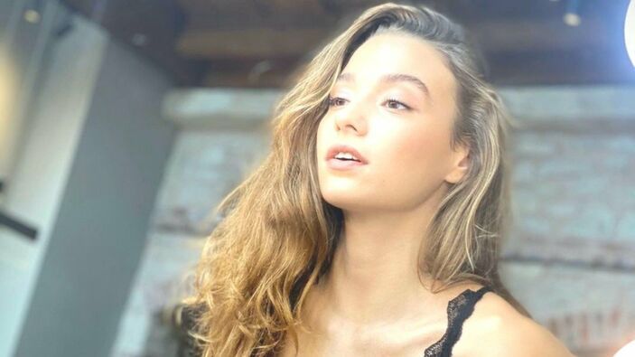 Taçsız Prenses'in Yağmur'u dekoltesini açtı dilini çıkardı! Ortalık alev aldı! 1