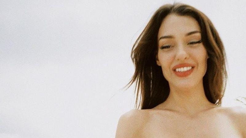 Mert Yazıcıoğlu Maldivlerde aşka geldi! Sevgilisinin kumsal pozuna dayanamadı! 1