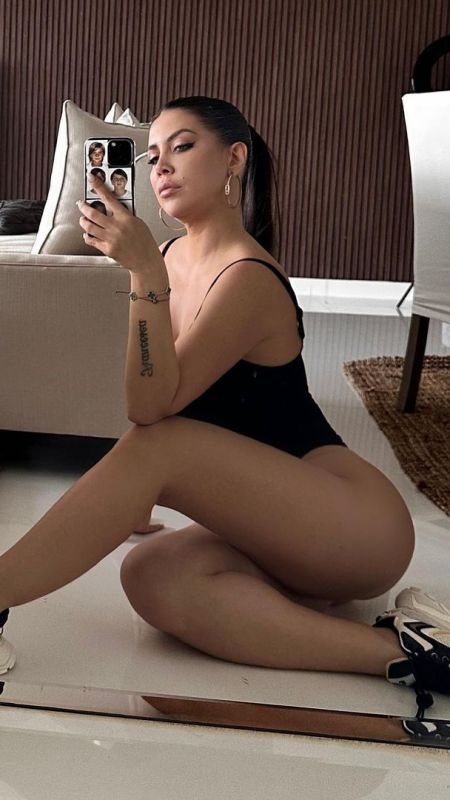 Icardi’nin eşi Wanda Nara göğüs dekoltesi ile olay oldu! Deri mini elbisenin altına inen yukarı çıkamıyor! Ortalık alev alev… 3