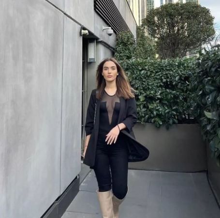 Oyuncu Çağla Şimşek maskülen tarzını kışkırtıcı hale bürüdü! Transparan göğüs dekoltesi ile büyüledi! 1