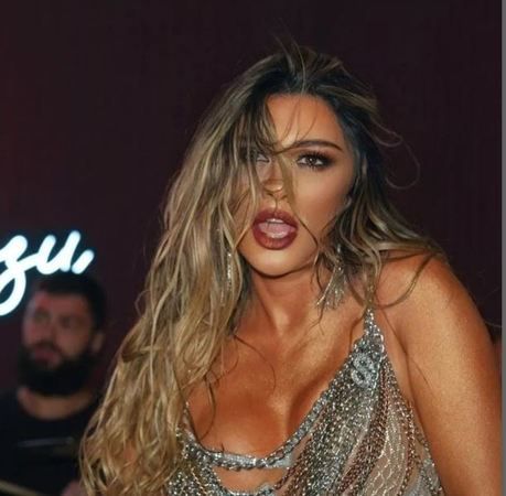 Selen Görgüzel’den şov tadında paylaşım! Ünlü ismin dekolteli fotoğrafı herkesi kendine hayran bıraktı! 3