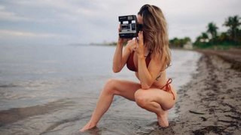 Seksi bilim insanı bikinili pozları ile ortamı ateşe verdi! Kendisi doğayı izlerken takipçileri onun peşinde! Sahilde dar bikinisi ile… 3