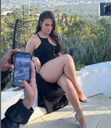 Dünyanın en seksi kadını ilan edilmişti; göğüs ve bacak dekoltesiyle unvanının hakkını bir kez daha verdi! “Gerçek mi bu?” 1