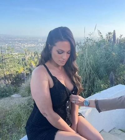 Dünyanın en seksi kadını ilan edilmişti; göğüs ve bacak dekoltesiyle unvanının hakkını bir kez daha verdi! “Gerçek mi bu?” 3