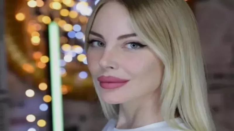 Hande Sarıoğlu keşke hiç estetiksiz yaptırmasaymış dedirtti! Dekoltesini son noktasına kadar açtı! Görenler şoke oldu! 1