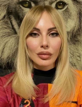 Hande Sarıoğlu keşke hiç estetiksiz yaptırmasaymış dedirtti! Dekoltesini son noktasına kadar açtı! Görenler şoke oldu! 2