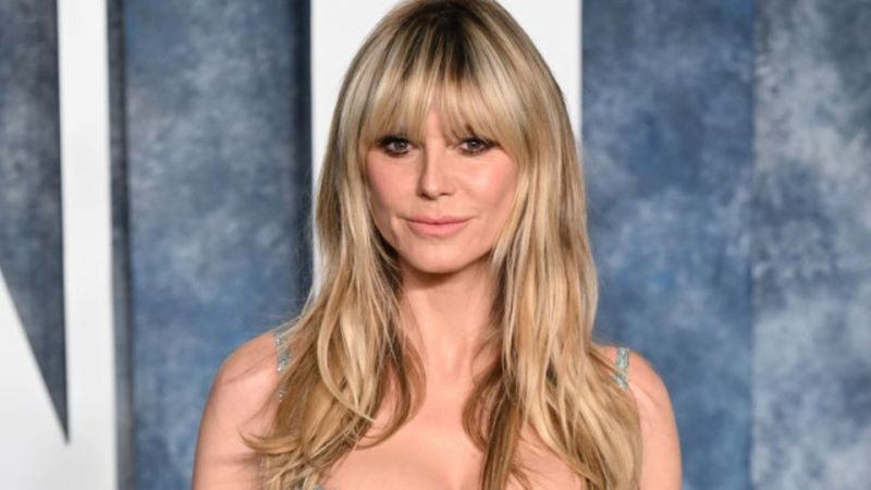 Dünyaca ünlü modelin mini elbisesinin sırt dekoltesi çok konuşuldu: “Eğilip göstermen inanılmaz!” Meğer tanga detayı varmış… 1