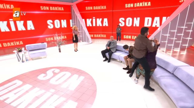 Müge Anlı’da Kayıp Eş Bulundu! Ancak Sonrasında Stüdyoda Zorlu Anlar Yaşandı! Ekipler, Kadını Sakinleştirmeye Çalıştı! 2