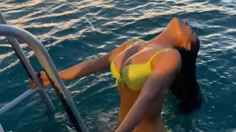 Salma Hayek’ten zamana meydan okuyan pozlar! Bikinili pozları ile ortalığı yaktı! 1