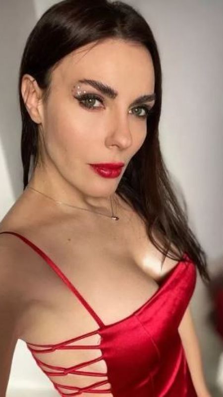 Alsancak dizisinin yıldızı sosyal medyayı salladı! Zeynep Koltuk’tan göğüs dekolteli yeni pozlar! 2