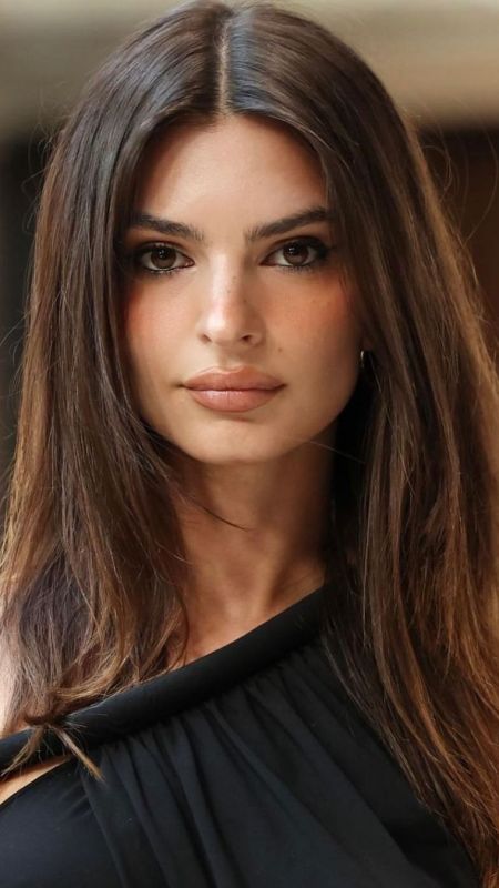 Emily Ratajkowski’den nefes kesen pozlar! Derin dekolteli pozları ile dünyanın en seksi kadınlarından olan Emily herkesi büyüledi! 3