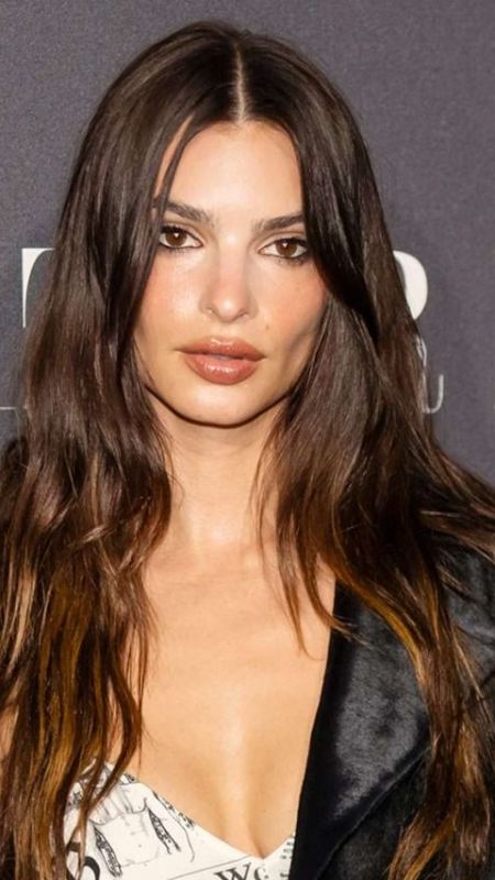 Emily Ratajkowski’den nefes kesen pozlar! Derin dekolteli pozları ile dünyanın en seksi kadınlarından olan Emily herkesi büyüledi! 1