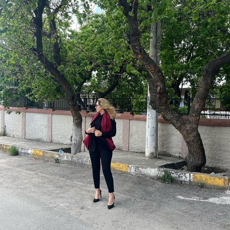 Mini eteğiyle ders anlatınca gündeme gelmişti! Fidan öğretmenin yeni tarzı olay oldu! Bu ne değişiklik hocam? 1