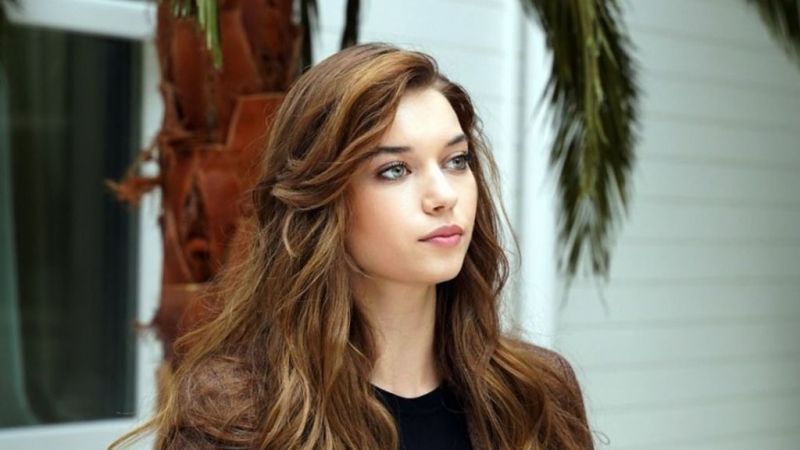 Afra Saraçoğlu’ndan iddialı tercih! Ünlü isim dekolteli kıyafeti ile dikkat çekti! 1