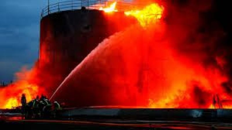 Kırım'da Alevler Harekete Geçti: Yakıt Depoları Kül Oldu, Yangınlar Kontrolsüzce Yayılıyor! 1