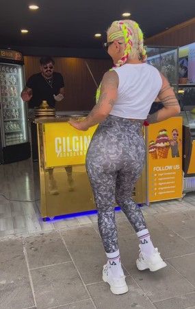 Çılgın Dondurmacı ile dans eden taytlı kadın adeta kendinden geçti! Afrikalı kadının seksi dansı sosyal medyayı salladı 1