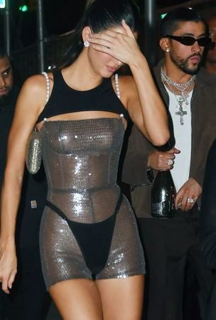 Kendall Jenner parti kombini ile büyüledi! Şeffaf elbise üzerine tanga giymesi olay oldu! “Sanki kıyafette birşeyler eksik…” 2