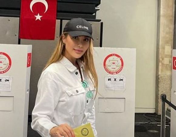 Ünlü isim sandık başına gitti! Rüştü Reçber'in eşi Işıl Reçber oyunu kullandı! "Vatanıma, milletime…" 2