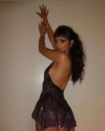 Sürprizi sona sakladı! Parti kızı Emily Ratajkowski’nin mini elbiseli asansör pozu! 1