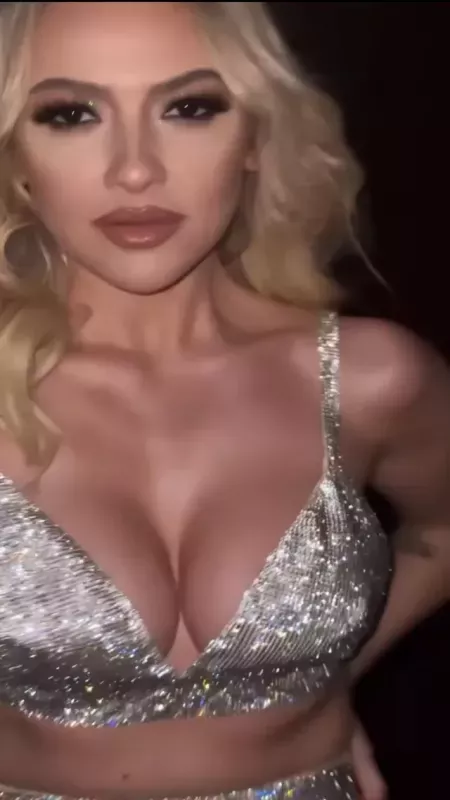 Hadise’nin Dansı Sosyal Medyayı Salladı! Gözler Derin Dekoltesindeydi: Frikik Vermemek İçin Çok Uğraştı! 1