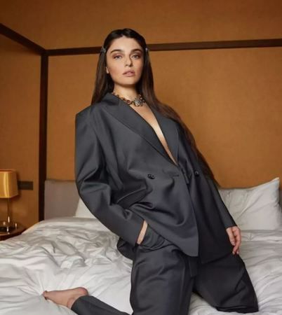 Ayça Ayşin Turan kışkırtıcı maskülen tarzı içinde yatak pozunu paylaştı! 2