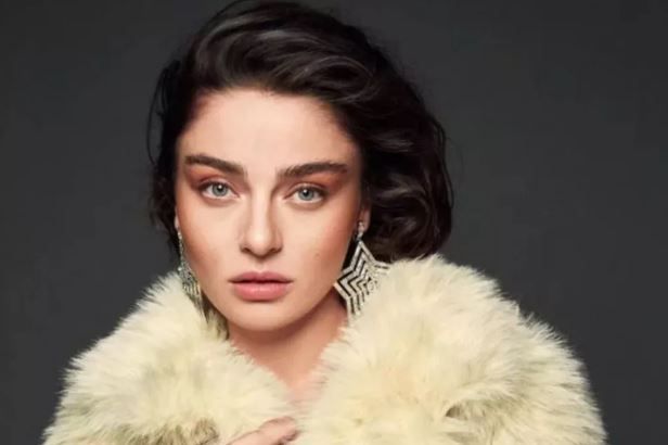 Ayça Ayşin Turan kışkırtıcı maskülen tarzı içinde yatak pozunu paylaştı! 3