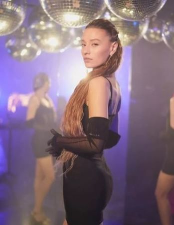 Duruşundan aynalar çatladı! Oyuncu Sümeyye Aydoğan transparan kıyafeti içinde “Serenay Sarıkaya’ya” benzetilince… 3