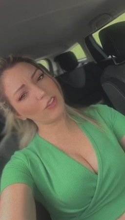 Mini etekli KPSS öğretmeni bu sefer arabada şov yaptı! Derin dekoltesiyle hayranlarını adeta büyüledi 2