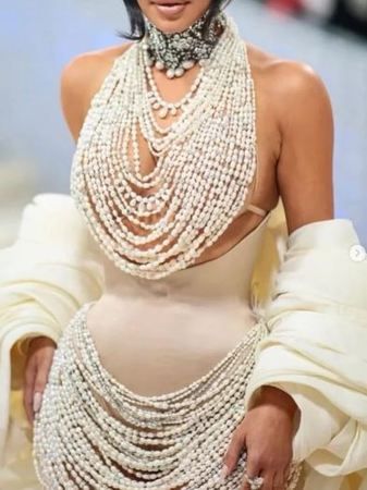 Kim Kardashian cesareti ile geceye damga vurdu! İnciden oluşan cesur elbisesinin yapımı tam 1000 saat sürdü! 2