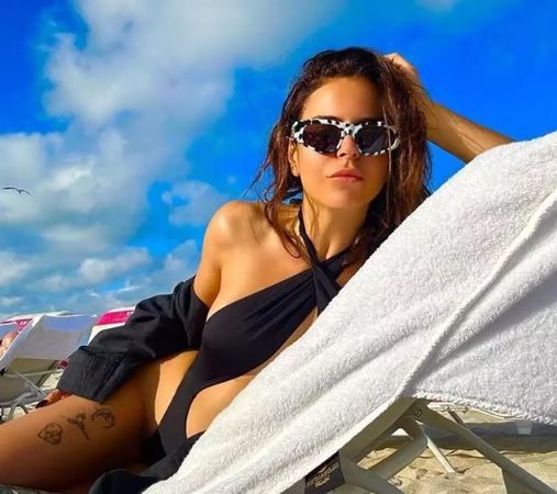 İcardi'nin kalbini çaldı, tribünleri coşturdu! Şarkıcı Simge Sağın mini mayosuyla şezlonga sere serpe uzandı! “İcardi görmesin!” 2